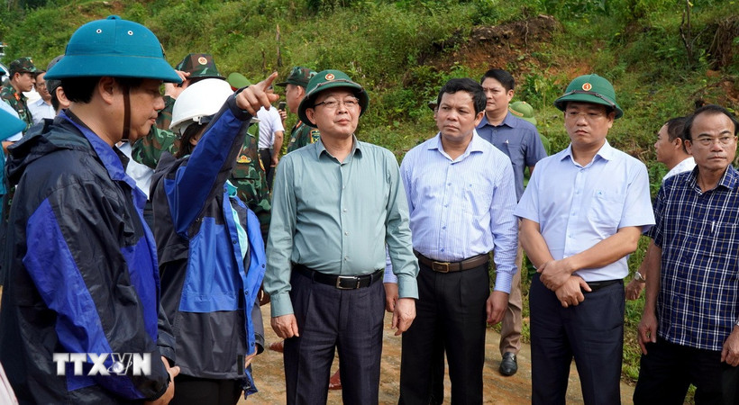 Phó Thủ tướng Hồ Quốc Dũng kiểm tra tình trạng sạt lở gây ách tắc giao thông tại tuyến đường Trà Lâm-Trà Hiệp, xã Thanh Bồng. (Ảnh: Lê Phước Ngọc/TTXVN)