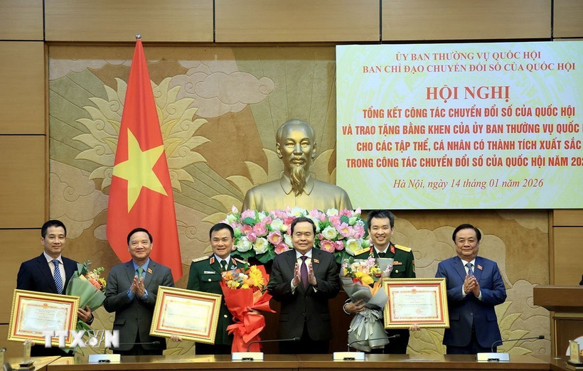 Chủ tịch Quốc hội Trần Thanh Mẫn trao Bằng khen của Ủy ban thường vụ Quốc hội cho các tập thể có thành tích xuất sắc trong công tác chuyển đổi số của Quốc hội năm 2025. (Ảnh: Tuấn Anh/TTXVN)