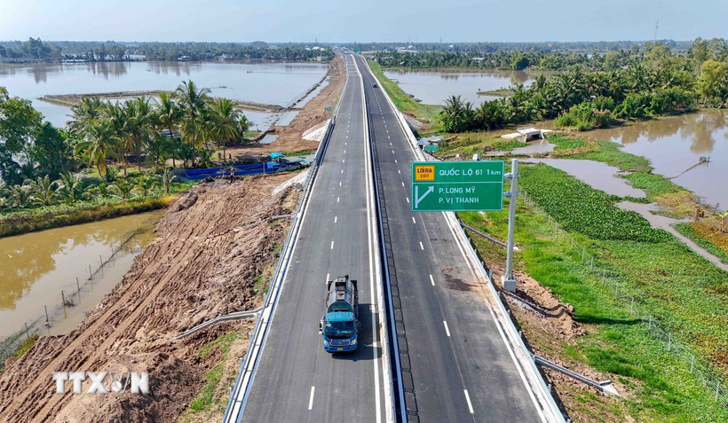 Các phương tiện lưu thông trên cao tốc Cần Thơ-Cà Mau, sáng 22/12. (Ảnh: Thanh Liêm/TTXVN)