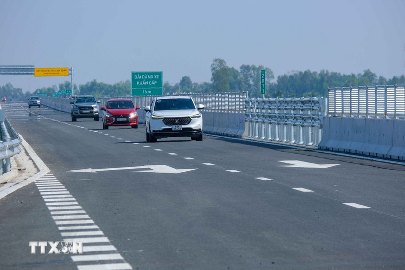 Ôtô lưu thông trên tuyến chính cao tốc Cần Thơ-Hậu Giang trong ngày đầu đưa vào khai thác. Lượng xe chưa đông, mặt đường thông thoáng, bảo đảm an toàn giao thông. (Ảnh: Thanh Liêm/TTXVN)