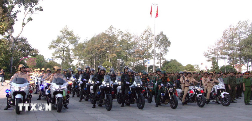 Ngay sau lễ ra quân, lực lượng công an Thành phố Hồ Chí Minh triển khai tuần tra trên các tuyến đường, khu dân cư và địa bàn phức tạp. (Ảnh: Huyền Trang/TTXVN)