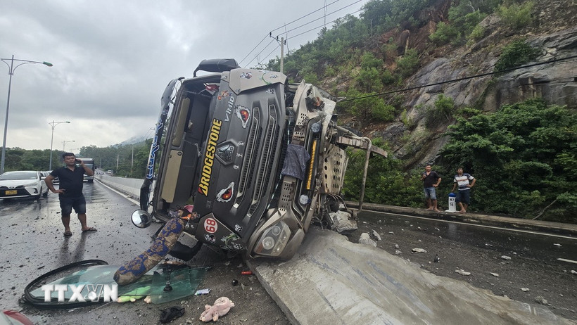 Hiện trường vụ lật xe. (Ảnh: Phan Sáu/TTXVN)