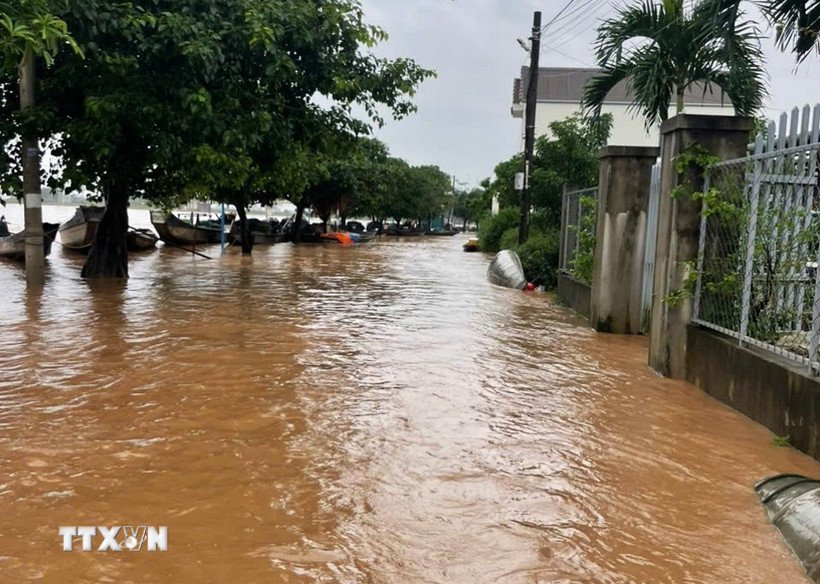 Nhiều khu dân cư ven sông Thạch Hãn ở xã Triệu Bình bị ngập sâu. (Ảnh: Tường Vi/TTXVN)