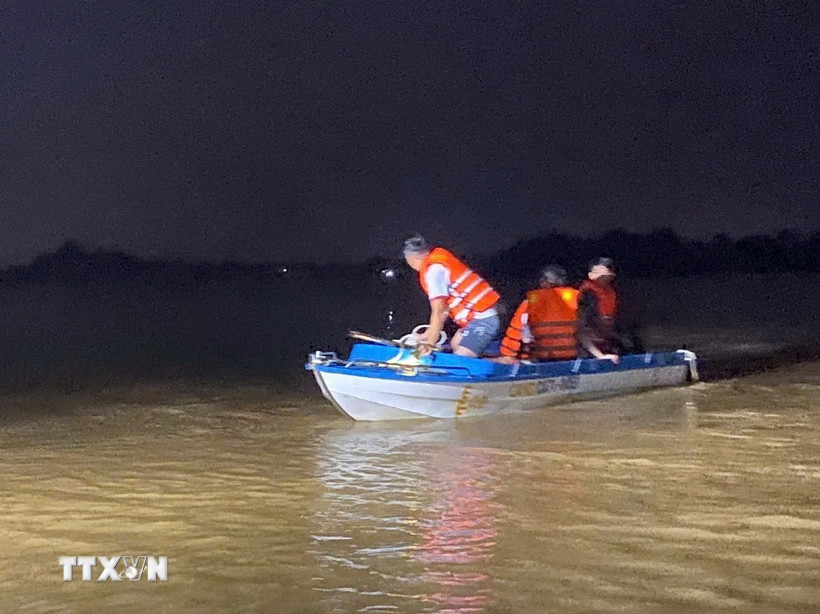 Các lực lượng chức năng giải cứu thành công nhiều người dân bị mắc kẹt giữa dòng nước lũ tại xã Hiếu Giang (Quảng Trị). (Ảnh: TTXVN phát)