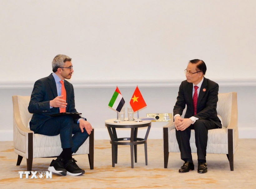 Bộ trưởng Ngoại giao Lê Hoài Trung gặp Phó Thủ tướng, Bộ trưởng Ngoại giao Các tiểu vương quốc Ảrập thống nhất (UAE), Hoàng thân Abdullah bin Zayed Al-Nahyan. (Ảnh: TTXVN phát)