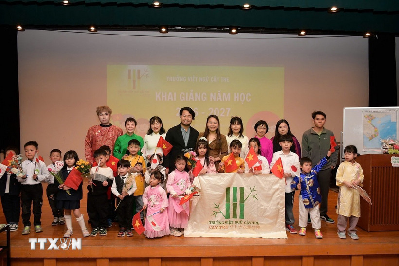 Học sinh, giáo viên và phụ huynh Trường Việt ngữ Cộng đồng Cây Tre chụp hình lưu niệm khóa mới. (Ảnh: Nguyễn Tuyến/TTXVN)