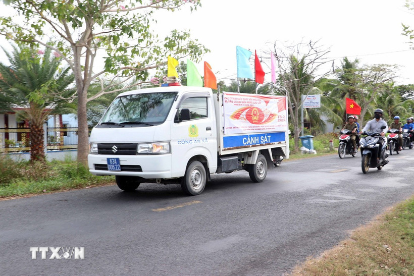 Lực lượng chức năng và các đoàn thể xã Lai Hòa tích cực triển khai xe tuyên truyền lưu động, đưa thông tin về ngày hội bầu cử đến từng nẻo đường, phum sóc. (Ảnh: Trung Kiên/TTXVN)
