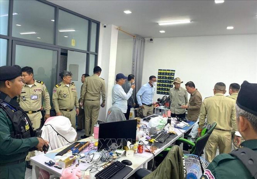 Trong cao điểm chiến dịch, chính quyền Đô thành Phnom Penh phối hợp cùng các cơ quan hữu quan triệt phá nhiều địa điểm được sử dụng làm trung tâm lừa đảo trực tuyến tại các quận trung tâm thủ đô Phnom Penh, bắt giữ hàng trăm nghi phạm, tịch thu nhiều vật chứng. (Ảnh: AKP/TTXVN phát)