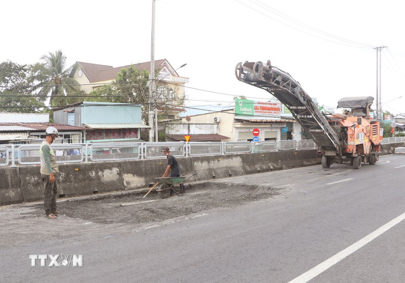 Sửa chữa hư hỏng tại cầu Xã Bảo (Quốc lộ 1A) đoạn qua xã Vĩnh Lợi), tỉnh Cà Mau. (Ảnh: Tuấn Phi/TTXVN)