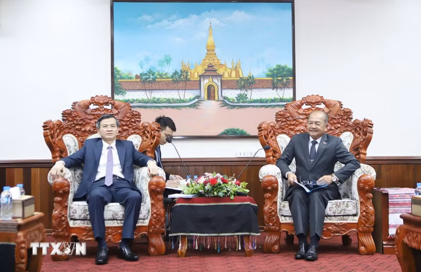 Giáo sư, Tiến sỹ Kikeo Khaykhamphithoun, Ủy viên Bộ Chính trị, Chủ tịch Ủy ban Trung ương Mặt trận Lào xây dựng đất nước, Chủ tịch Hội đồng Lý luận Trung ương Lào tiếp và làm việc với Đoàn đại biểu Học viện Chính trị quốc gia Hồ Chí Minh. (Ảnh: Xuân Tú/TTXVN)