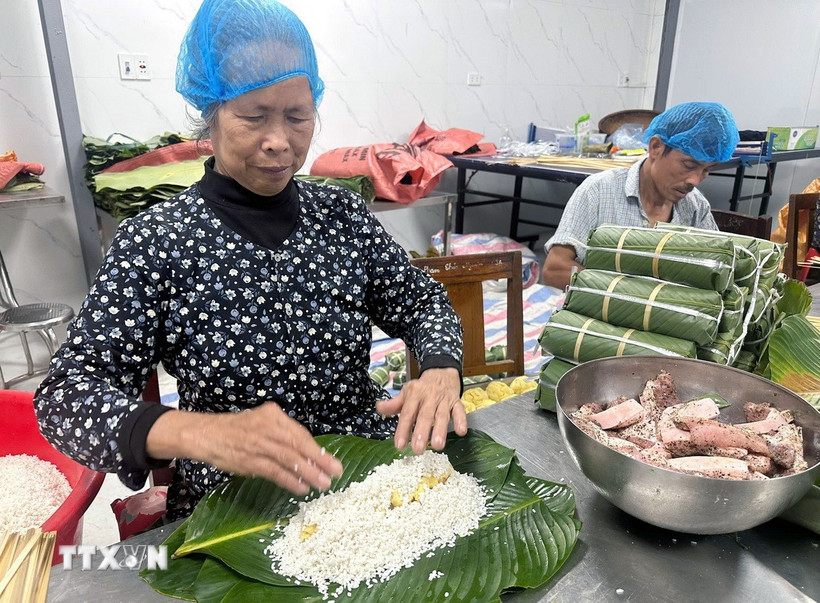 Những ngày giáp Tết, không khí tại các cơ sở làm bánh chưng ở Cát Trù, xã Hùng Việt, luôn tất bật, rộn ràng từ sáng sớm đến khuya. (Ảnh: Tạ Toàn/TTXVN)