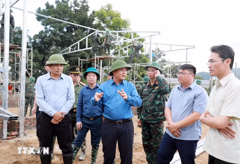 Bí thư Tỉnh uỷ Lai Châu Lê Minh Ngân chỉ đạo cho các ngành cần khẩn trương làm quy hoạch để di hết các hộ dân đang trong vùng có nguy cơ sạt lở đến khu tái định cư. (Ảnh: Quý Trung/TTXVN)