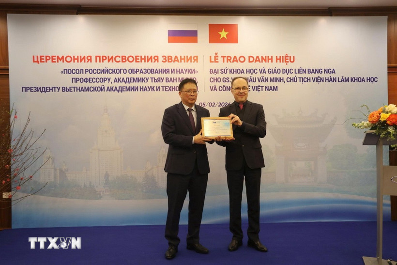 Ông Genady Stepanovich Bedzetko, Đại sứ đặc mệnh toàn quyền Liên bang Nga tại Việt Nam trao danh hiệu Đại sứ Khoa học và Giáo dục Nga cho Giáo sư, Viện sỹ Châu Văn Minh, Chủ tịch Viện Hàn lâm Khoa học và Công nghệ Việt Nam. (Ảnh: Quyết Chiến/TTXVN)