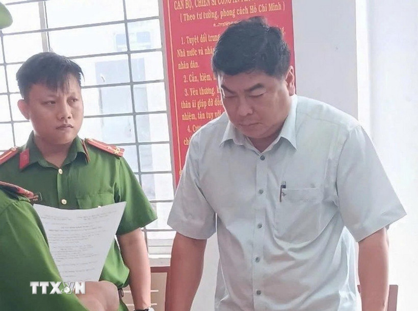 Ông Nguyễn Bảo Sinh, nguyên Phó Chủ tịch Ủy ban Nhân dân thành phố Long Xuyên, tỉnh An Giang, nghe các quyết định khởi tố, bắt giam. (Ảnh: TTXVN phát)