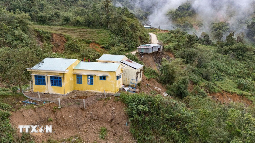 Điểm trường Tăk Ngo (Trường PTDTBT Tiểu học Ngọc Linh, xã Trà Linh, thành phố Đà Nẵng) bị sạt lở nặng nề. (Ảnh: Khoa Chương/TTXVN)