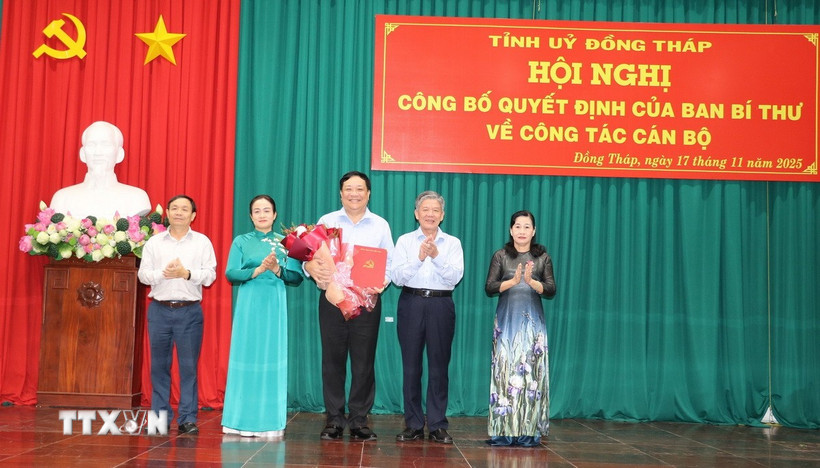 Lãnh đạo Tỉnh ủy Đồng Tháp chúc mừng ông Phạm Thành Ngại nhận nhiệm vụ mới. (Ảnh: Hữu Chí/TTXVN)