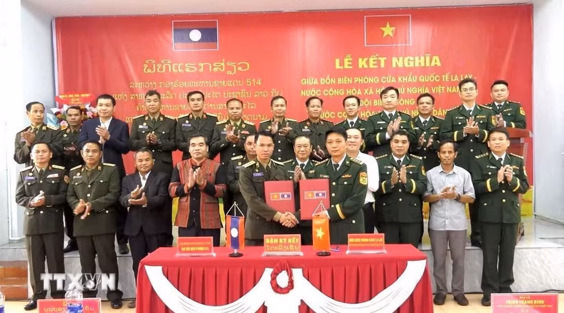 Đồn Biên phòng Cửa khẩu quốc tế La Lay (Việt Nam) và Đại đội Biên phòng 514, Bộ Chỉ huy Quân sự tỉnh Sả Lạ Văn (Lào) ký kết nghĩa phối hợp hoạt động. (Ảnh: Võ Dung/TTXVN)