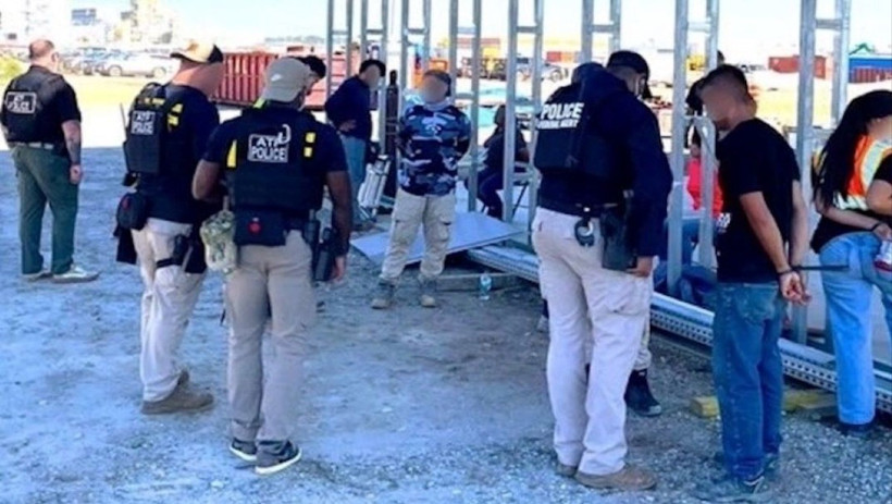 Lực lượng Mỹ bắt giữ công nhân tại nhà máy liên doanh Huyndai-LG tại bang Georgia ngày 4/9. (Ảnh: X/ATF Atlanta)