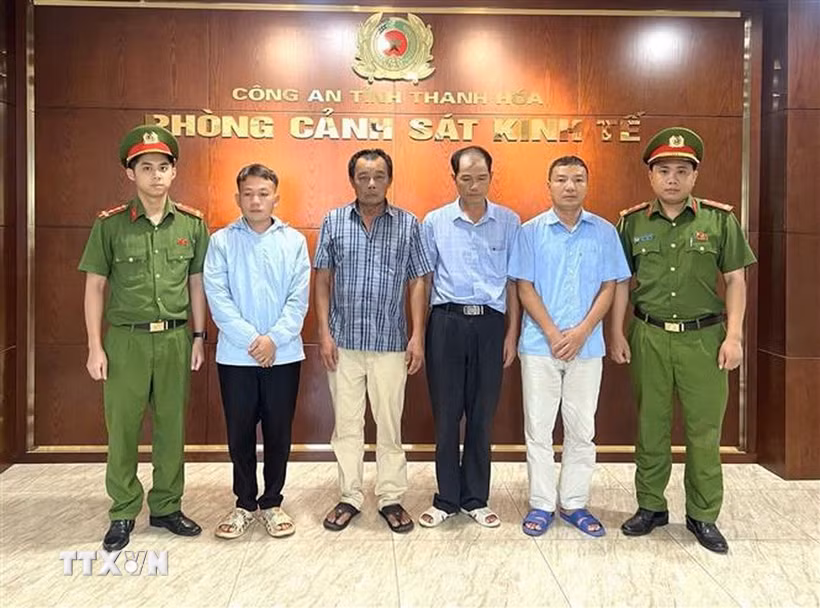 Các đối tượng có liên quan đến vụ việc tại cơ quan công an. (Ảnh TTXVN phát)