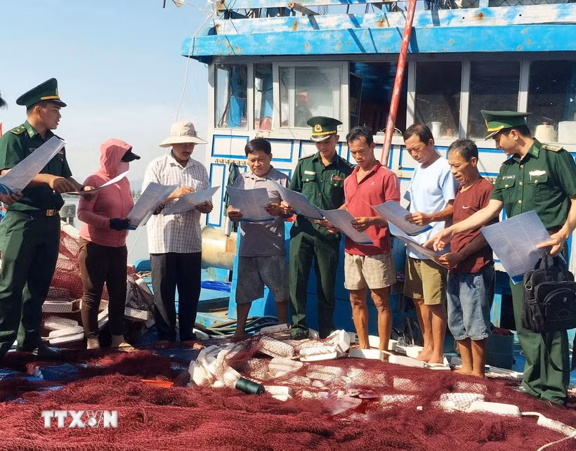 Bộ đội biên phòng thành phố Đà Nẵng phối hợp với các cơ quan có liên quan, tổ chức hàng trăm đợt tuần tra, kiểm soát trên biển và ven bờ. (Ảnh: Đoàn Hữu Trung/TTXVN)