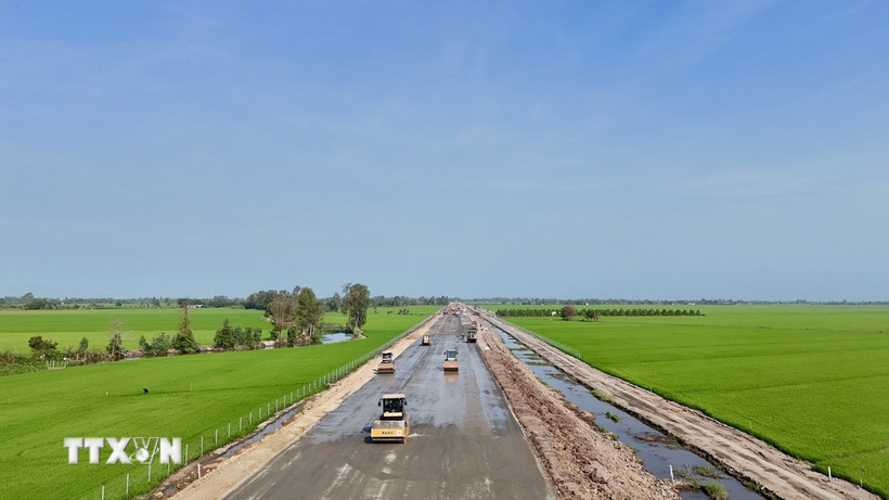 Tăng tốc thảm bê tông nhựa đoạn cao tốc qua địa bàn xã Vĩnh Hanh, tỉnh An Giang. (Ảnh: Thanh Sang/TTXVN)