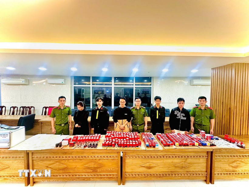 Các đối tượng bị bắt cùng tang vật trong vụ án do Công an thành phố Đà Nẵng triệt phá tháng 1/2025 (Ảnh: TTXVN phát)