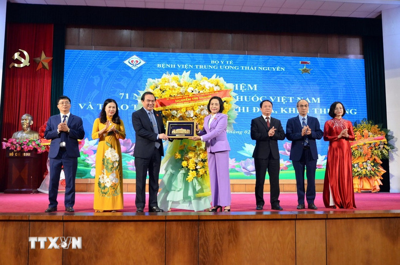 Đồng chí Nguyễn Thị Thanh, Ủy viên Ban Chấp hành Trung ương Đảng, Phó Chủ tịch Quốc hội tặng hoa chúc mừng Bệnh viện Trung ương Thái Nguyên nhân kỷ niệm 71 năm Ngày Thầy thuốc Việt Nam. (Ảnh: Thu Hằng/TTXVN)