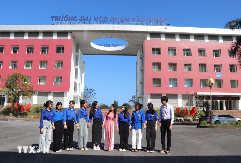 Tự hào của giảng viên, sinh viên dưới mái Trường Đại học Phạm Văn Đồng. (Ảnh: Phạm Cường/TTXVN)