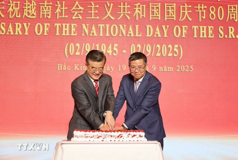 Đại sứ Việt Nam tại Trung Quốc Phạm Thanh Bình và Phó Ủy viên trưởng Nhân đại toàn quốc Trung Quốc Trương Khánh Vĩ cùng cắt bánh chúc mừng kỷ niệm 80 năm Quốc khánh Việt Nam. (Ảnh: Công Tuyên/TTXVN)