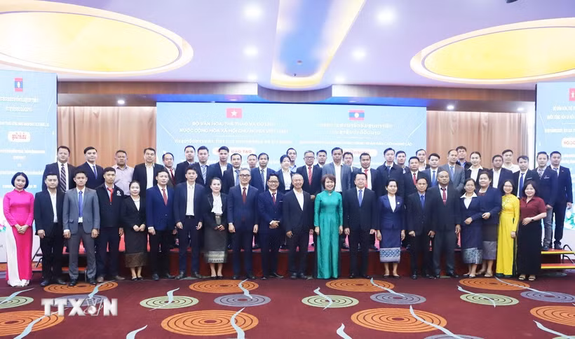 Các đại biểu hai nước tại lễ khai mạc Khóa bồi dưỡng nghiệp vụ chuyên sâu dành cho đội ngũ nhà báo, cán bộ truyền thông của Lào. (Ảnh: Xuân Tú/TTXVN)