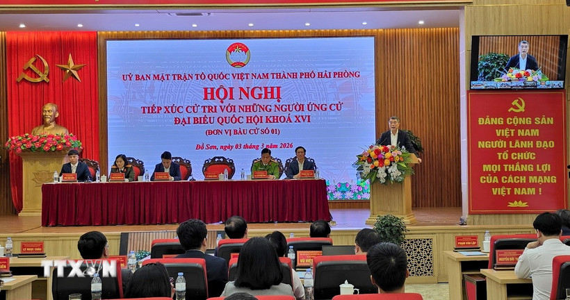 Cử tri Hải Phòng tiếp xúc với những người ứng cử Đại biểu Quốc hội Khóa XVI theo hình thức trực tiếp và trực tuyến. (Ảnh: Minh Thu/TTXVN)