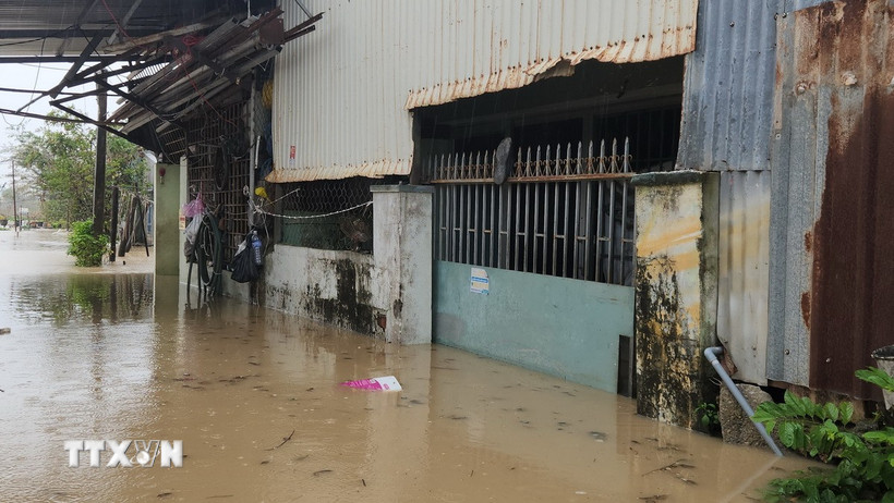 Nhiều nhà dân ở phường Quy Nhơn Đông, Gia Lai bị ngập từ 0,5-1,5m. (Ảnh: Sỹ Thắng/TTXVN)