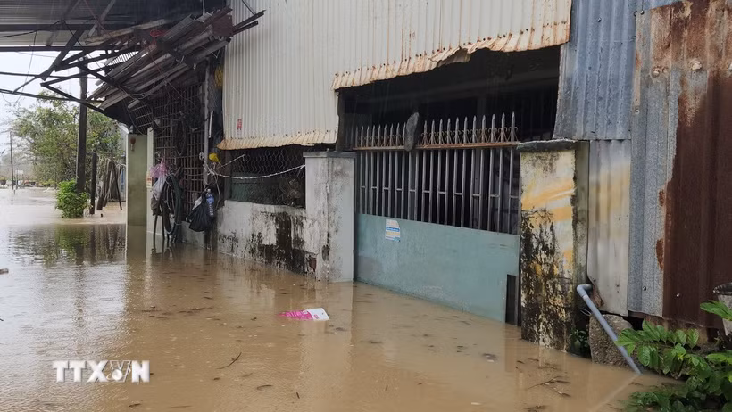Nhiều nhà dân ở phường Quy Nhơn Đông, Gia Lai bị ngập từ 0,5-1,5m. (Ảnh: Sỹ Thắng/TTXVN)