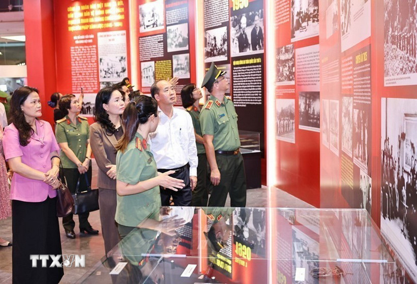 Các đại biểu tham quan triển lãm “Công an Nhân dân Việt Nam 80 năm vì bình yên cuộc sống”. (Ảnh: Minh Đức/ TTXVN)