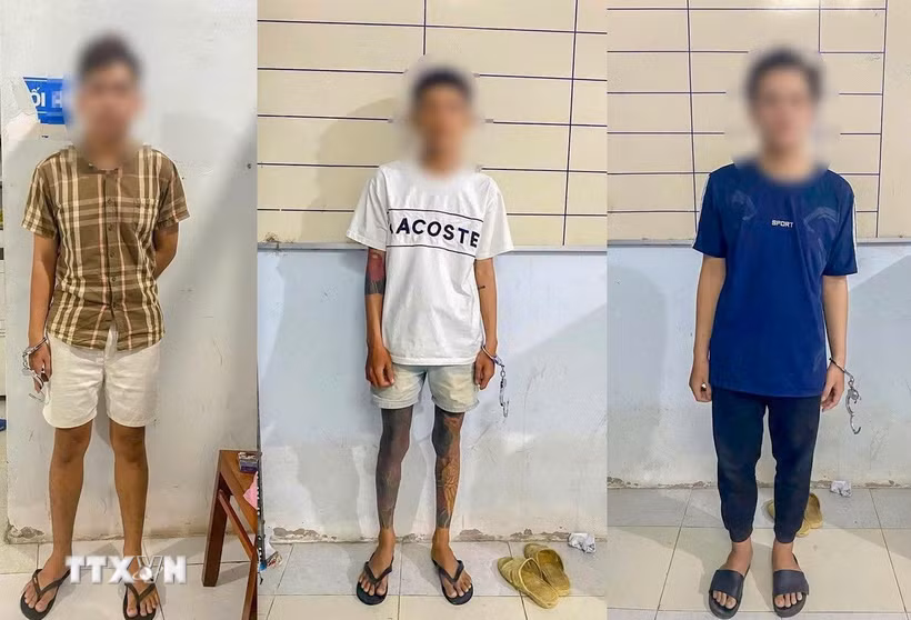 Ba đối tượng trong nhóm chuyên cướp giật tài sản của phụ nữ tại cơ quan Công an. (Ảnh: TTXVN phát)