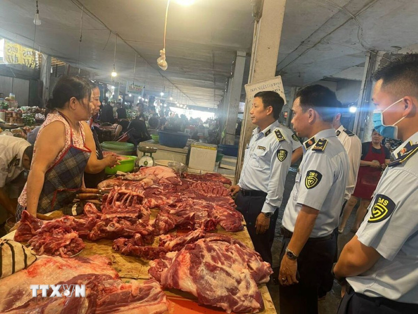 Đội quản lý thị trường đi kiểm tra thị trường. (Ảnh minh họa/TTXVN)