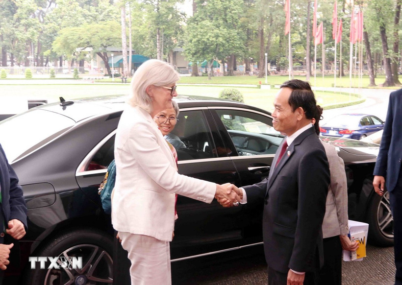 Ông Trần Lưu Quang, Bí thư Trung ương Đảng, Bí thư Thành ủy Thành phố Hồ Chí Minh, chào đón bà Sam Mostyn, Toàn quyền Australia. (Ảnh: Xuân Khu/TTXVN)
