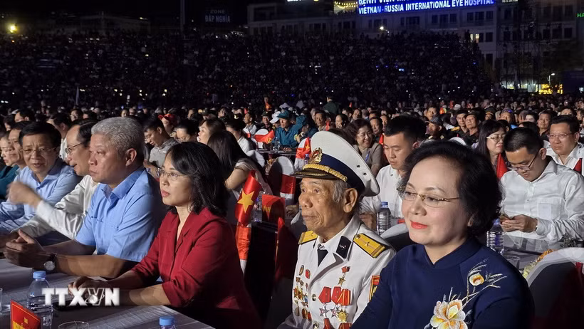 Phó Thủ tướng Phạm Thị Thanh Trà cùng các đại biểu tham dự Chương trình nghệ thuật đặc biệt "Mãi mãi tuổi 20". (Ảnh: Thanh Vân/TTXVN)
