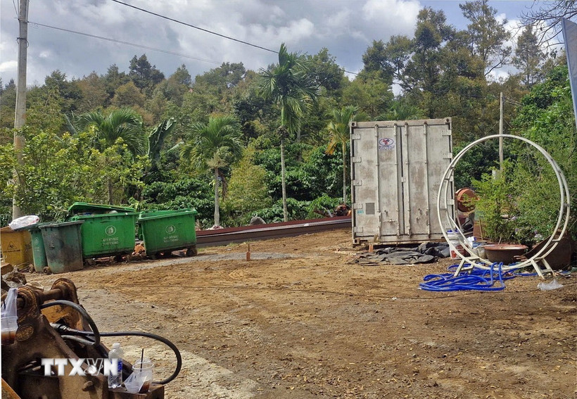 Tai nạn xảy ra khi thùng container này bị tuột dây cáp và đổi hướng va vào đầu người lái cần cẩu. (Ảnh: TTXVN phát)