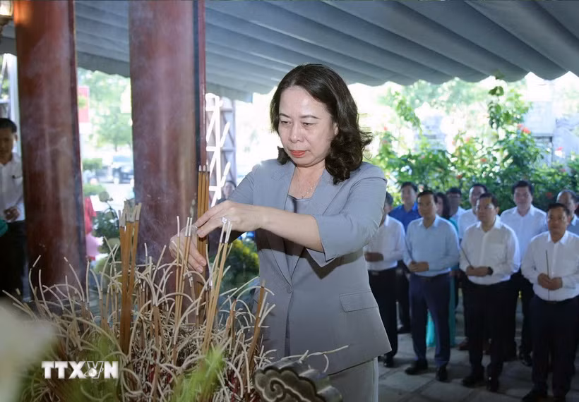 Phó Chủ tịch nước Võ Thị Ánh Xuân dâng hương tưởng niệm các Anh hùng liệt sỹ tại Khu Di tích lịch sử Quốc gia Truông Bồn (Nghệ An). (Ảnh: Văn Tý/TTXVN)