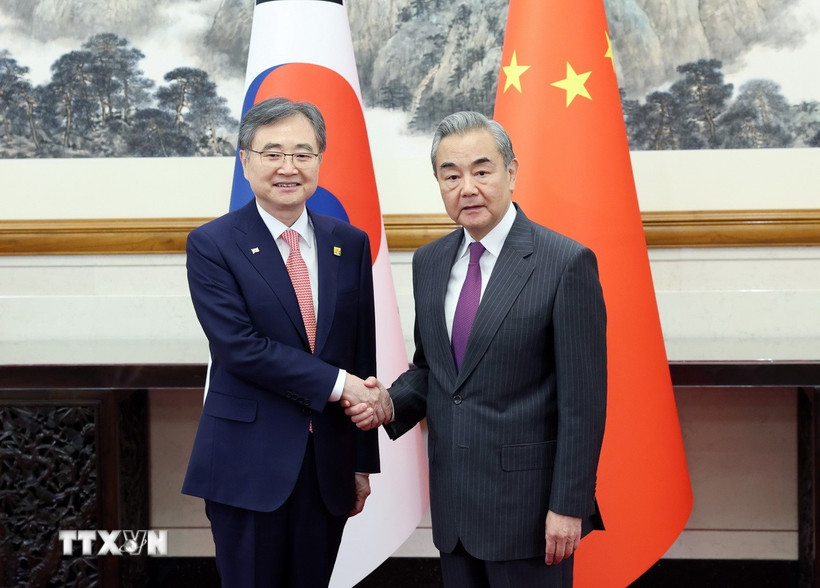 Bộ trưởng Ngoại giao Trung Quốc Vương Nghị và Ngoại trưởng Hàn Quốc Cho Hyun tại cuộc gặp ở Bắc Kinh ngày 17/9/2025. (Ảnh: THX/TTXVN)