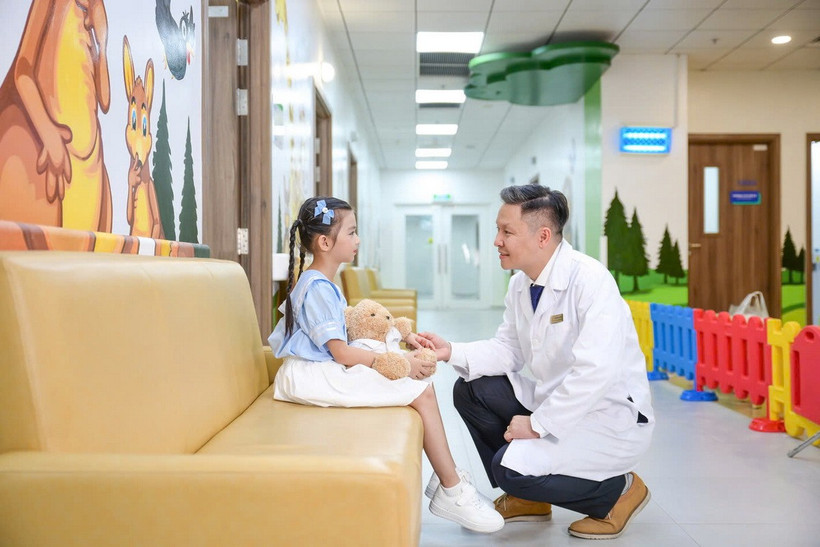 Chân dung bác sỹ Chu Thanh Sơn - Người đứng sau ca phẫu thuật hồi sinh bé trai 8 tháng tuổi. (Ảnh: Vinmec)