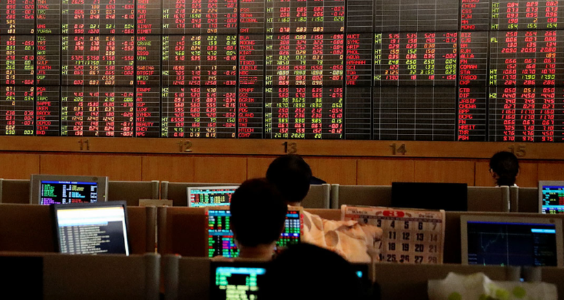 Nhà đầu tư theo dõi biến động chứng khoán trên bảng điện tử. (Ảnh: Reuters)