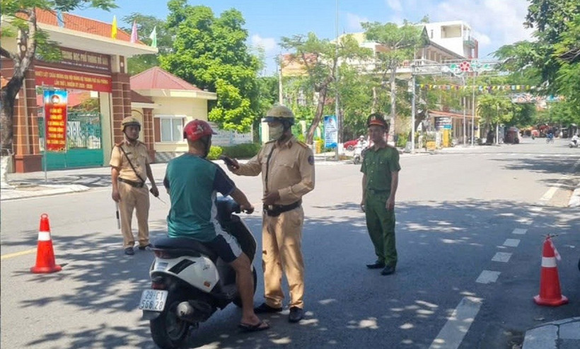 Lực lượng Công an thành phố Hải Phòng ra quân xử lý vi phạm theo chuyên đề “Người điều khiển phương tiện giao thông đường bộ vi phạm nồng độ cồn”. (Ảnh: Cổng thông tin Công an thành phố Hải Phòng)