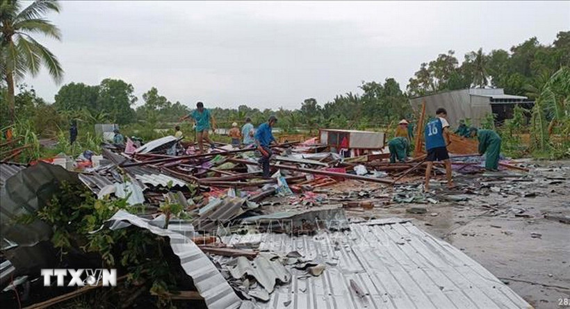 Nhiều căn nhà của người dân tại Cà Mau bị sập hoàn toàn sau khi lốc xoáy đi qua tháng 7/2025. (Ảnh: TTXVN phát).