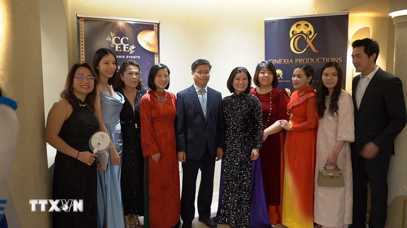 Giám đốc Trung tâm Văn hóa Việt Nam tại Pháp Đinh Ngọc Đức (thứ 5 từ trái qua) chụp ảnh lưu niệm cùng các thành viên ban tổ chức "Đêm hội điện ảnh-Nhịp cầu ánh sáng". (Ảnh: Đào Dũng/TTXVN)