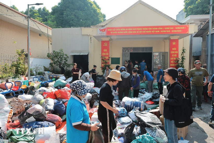 Điểm tiếp nhận hỗ trợ đồng bào miền Trung của “Đội xe 0 đồng Hà Nội” 105 Xuân La, phường Xuân Đỉnh, Hà Nội. (Ảnh: Lê Đông/TTXVN)