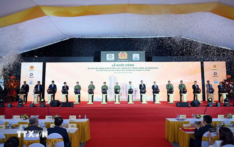 Các đại biểu thực hiện nghi thức khởi công dự án. (Ảnh: Phạm Kiên/TTXVN)