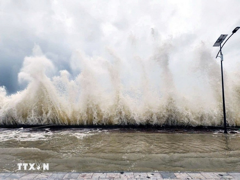 Sẵn sàng ứng phó với áp thấp nhiệt đới trên Biển Đông. (Nguồn ảnh: TTXVN)