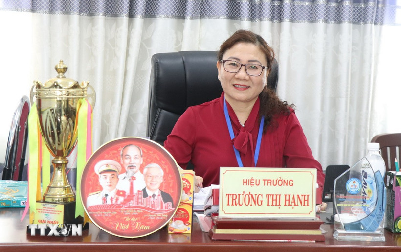 Cô Trương Thị Hạnh, Hiệu trưởng Trường Tiểu học Phú Mỹ 1 đưa ra ý kiến về những nội dung của Hội nghị lần thứ hai Ban Chấp hành Trung ương Đảng khoá XIV. (Ảnh: Văn Dũng/TTXVN)